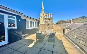 Roof Terrace Two Bedroom Apartment - Walk To Beach
